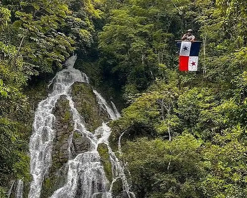 Cascada en la montaña con la bandera de Panamá