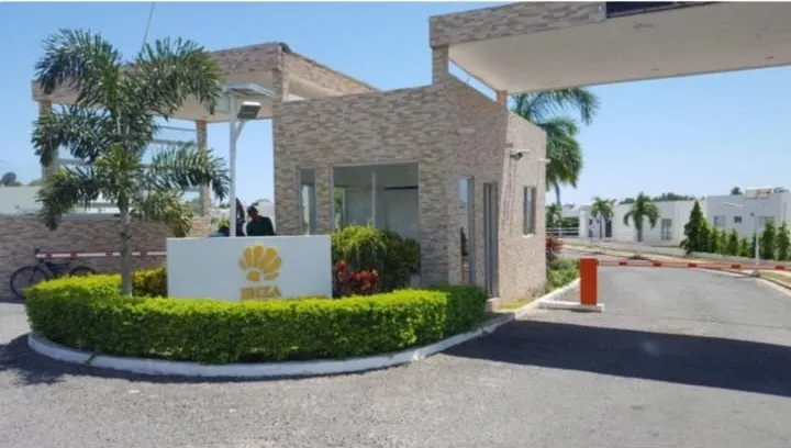 Entrada del residencial con garita de acceso