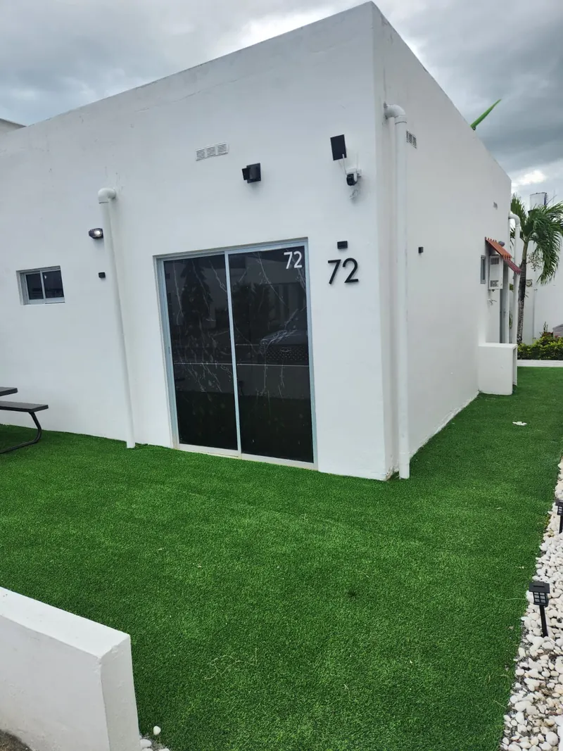 Patio con grama junto a la villa