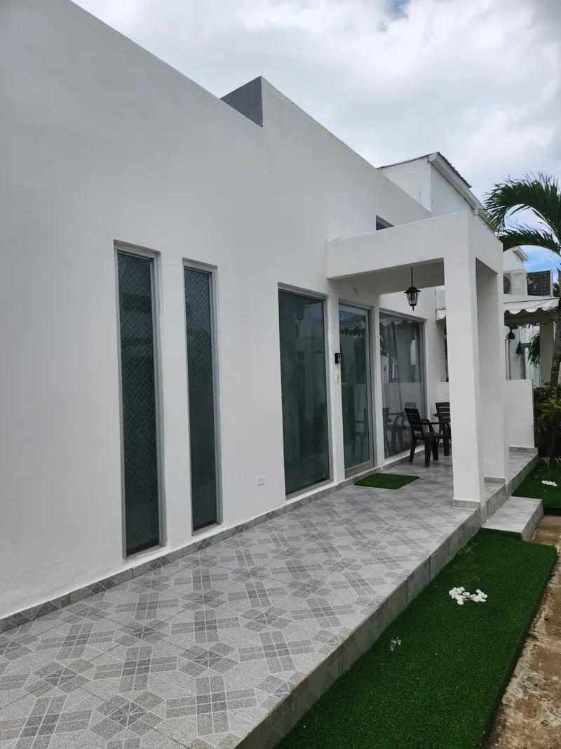 Fachada y corredor de la villa