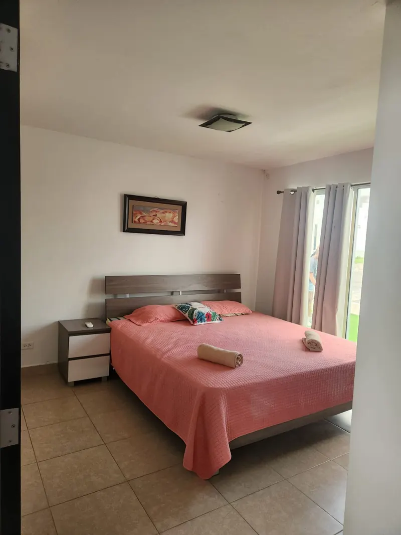 Habitación con cama queen y aire acondicionado