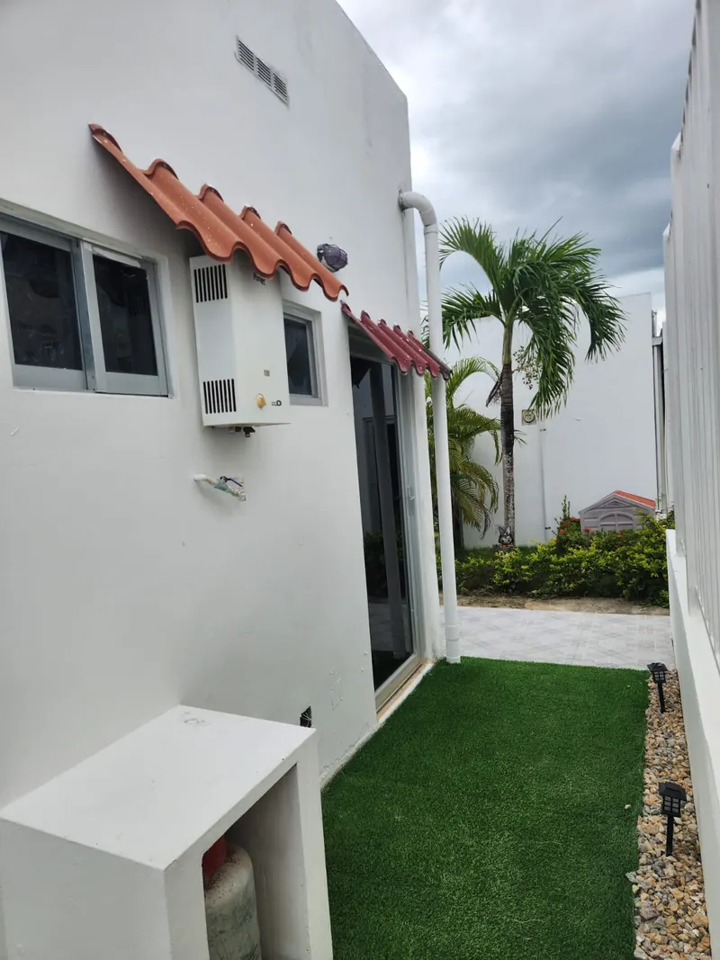 Patio lateral con grama