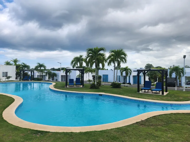 Vista amplia de la piscina del residencial