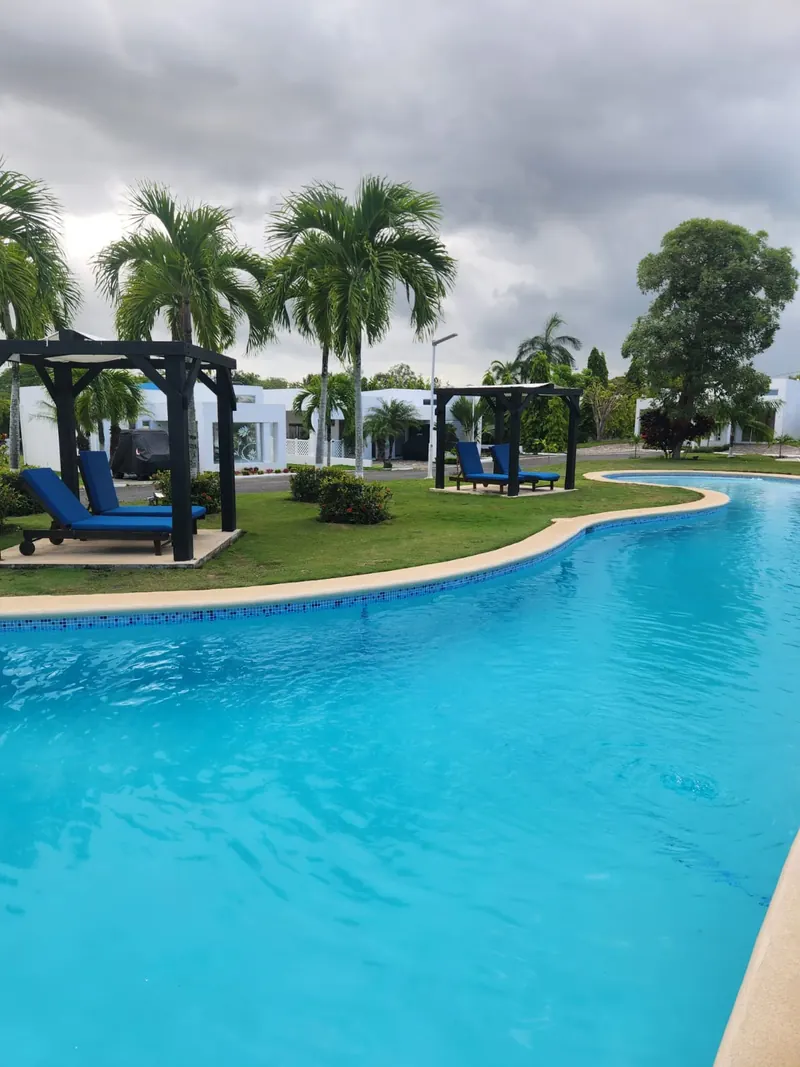 Pérgolas y camastros junto a la piscina